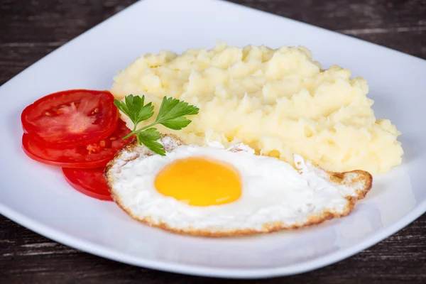 Purê de batatas com ovos fritos e tomate — Fotografia de Stock