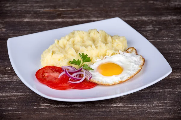 Sahanda yumurta ve domates ile patates püresi — Stok fotoğraf