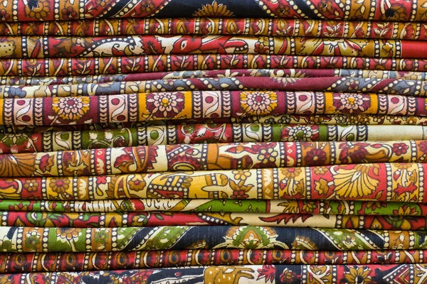 Piyasada, Hindistan renkli kumaşlar. — Stok fotoğraf