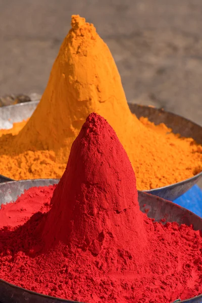 Кольорові барвисті порошок кумкум на індійської базар — стокове фото