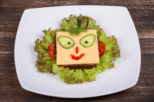 Cibo divertente per bambini - faccia sul pane — Foto Stock