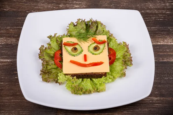 Fun Food für Kinder - Gesicht auf Brot — Stockfoto