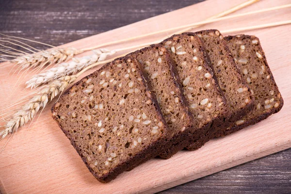 Pan rebanado con nueces en un plato —  Fotos de Stock