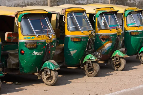 Taxis auto rickshaw en Agra, India . — Foto de Stock