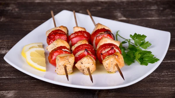 Chicken and vegetable kabobs — Stock Photo, Image