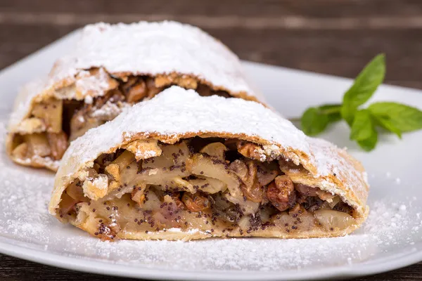 Strudel mit Äpfeln — Stockfoto