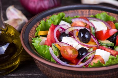 Peynirli sebze salatası.