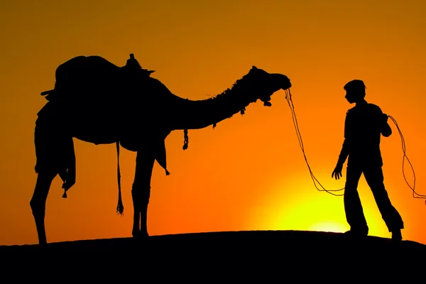 Silhouette di uomo e cammello al tramonto nel deserto, Jaisalmer - India — Foto Stock