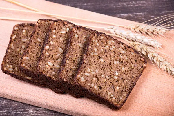 Gesneden brood met noten op een plaat — Stockfoto