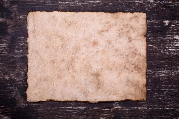 Hoja de papel vieja en grunge fondo de madera con espacio de copia —  Fotos de Stock