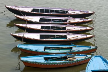 Ganj Nehri, varanasi, Hindistan'ın kahverengi suların üzerinde eski tekneler