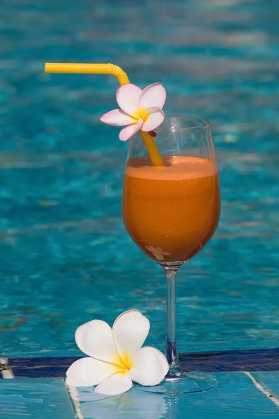Tropical juice at the swimming pool — Stock Photo, Image
