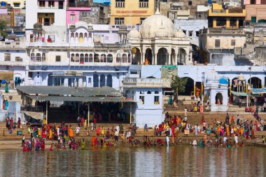 Pushkar, Hindistan - 18 Kasım: Kutsal göle Kasım tarihinde Hindistan 18,2012 içinde pushkar yıkama ritüeli insanlara. yıkanarak göl kurtuluş için bir yol olarak kabul edilir.
