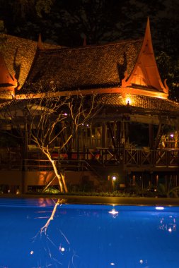 havuzda gece görünümü ile Tayland tatil