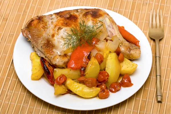 Cuisses de poulet frit aux légumes — Photo