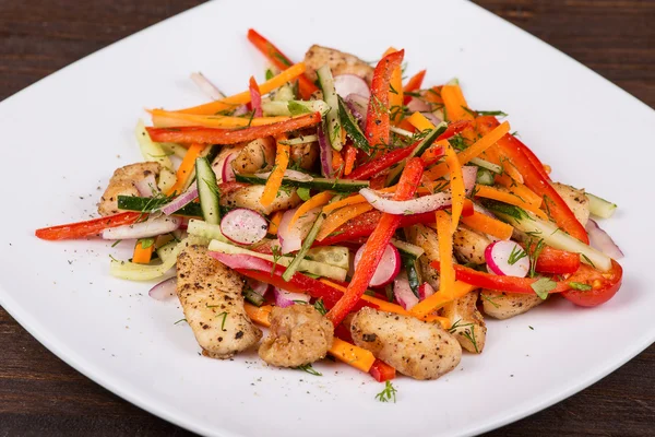 Salada vegetal com carne — Fotografia de Stock