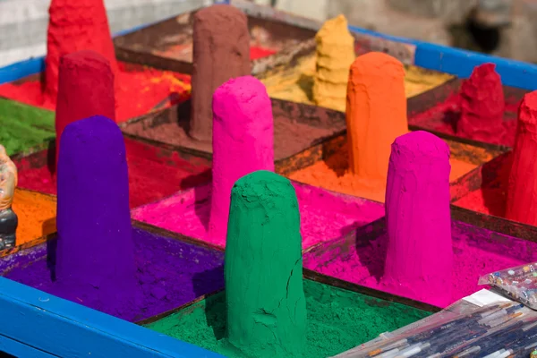 Colorato kumkum in polvere colorata sul bazar indiano per la celebrazione del festival holi — Foto Stock