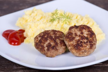 Kızarmış pirzola ve patates püresi.