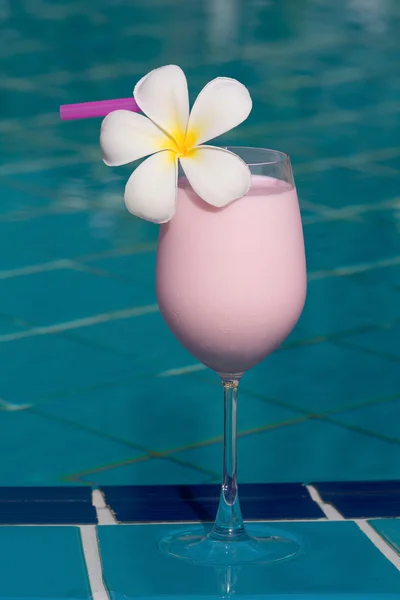 Strawberry and raspberry shake at the swimming pool — Stock Photo, Image