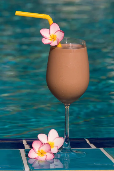Шоколадный коктейль у бассейна — стоковое фото