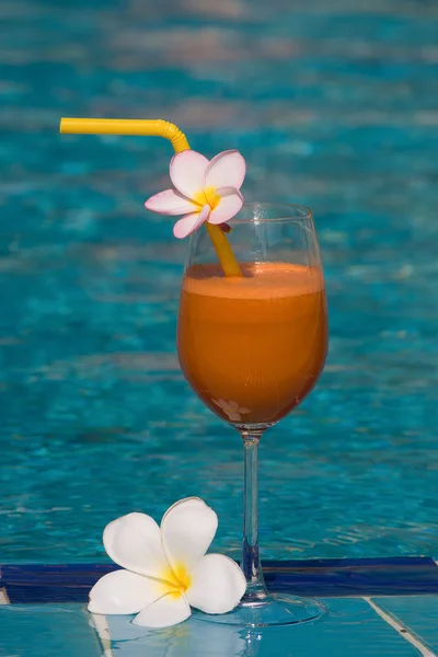 Tropical juice at the swimming pool — Stock Photo, Image