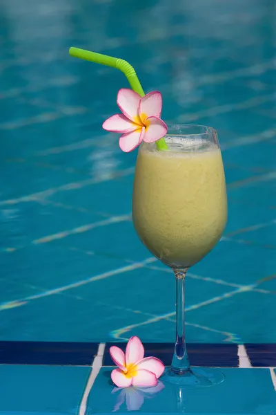 Apple banana shake at the swimming pool — Stock Photo, Image