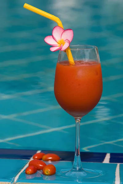 Tomato juice at the swimming pool — Stock Photo, Image