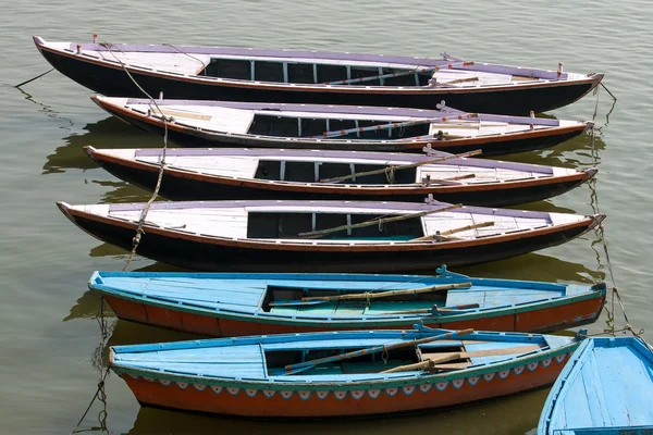 Oude boten op bruine water van de ganges rivier, varanasi, india — Stockfoto