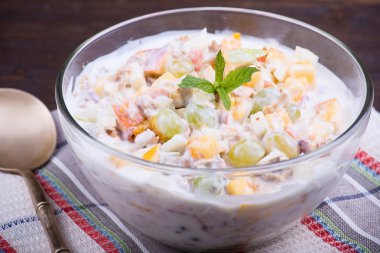 lezzetli ve sağlıklı granola veya kuru meyve, fındık, meyve ve tahıl bir sürü ile müsli