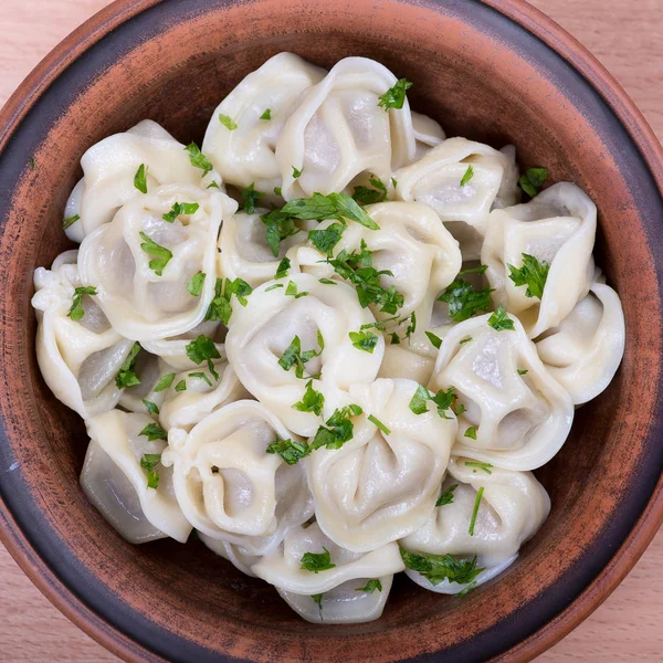 Knedle z mięsem - rosyjski gotowane pelmeni w tablicy — Zdjęcie stockowe