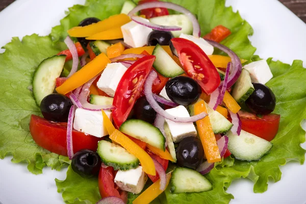 Insalata greca di verdure fresche, da vicino — Foto Stock