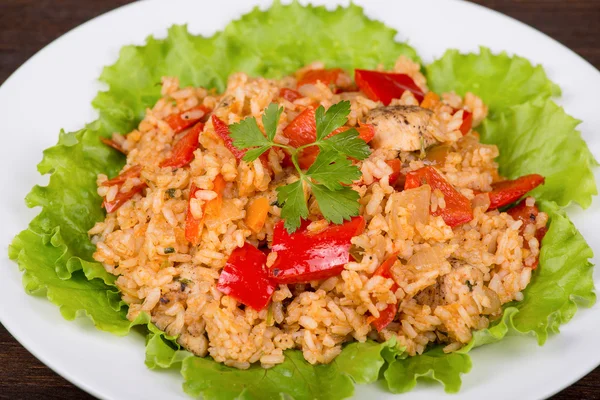 Rijst met groenten en kip in een currysaus — Stockfoto