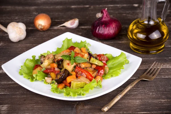 Légumes rôtis sur une assiette blanche, gros plan — Photo