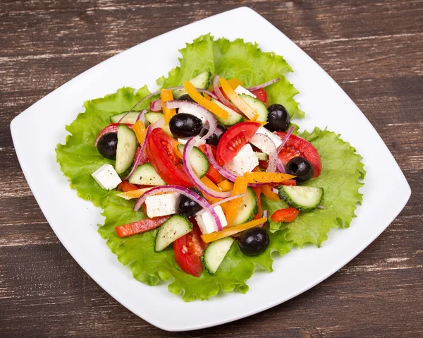 Färska grönsaker grekisk sallad, närbild — Stockfoto