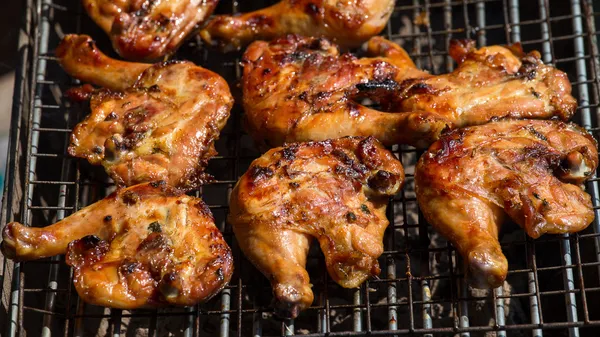 Pernas de frango grelhadas são cozinhadas no restaurante — Fotografia de Stock