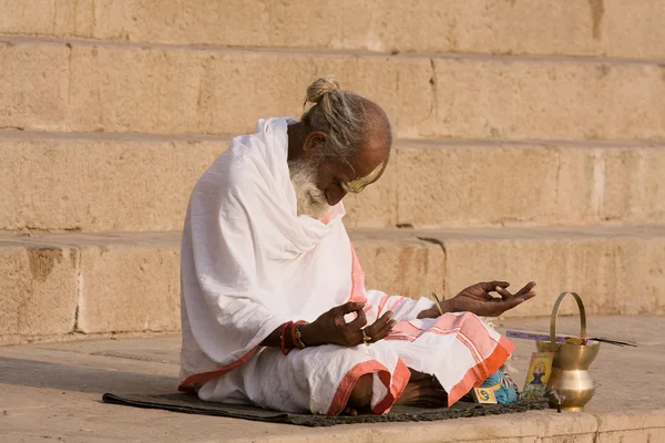 Sadhu indiano (homem santo). Varanasi, Uttar Pradesh, Índia . — Fotografia de Stock