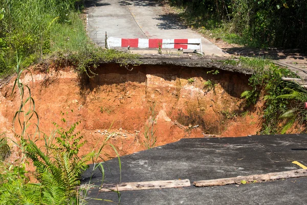 Break of asphalt road in island Koh Chang, Thailandia — Foto Stock
