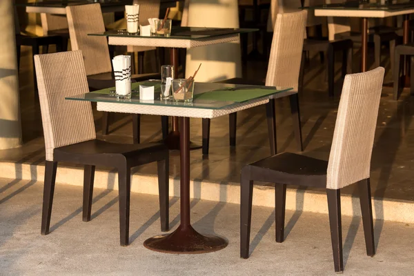 Tafel en stoelen in lege café, thailand. — Stockfoto