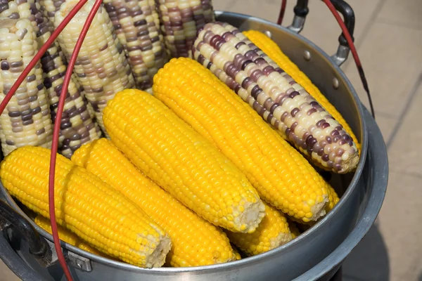 Kukuřice v rendlíku na trhu v Thajsku — Stock fotografie