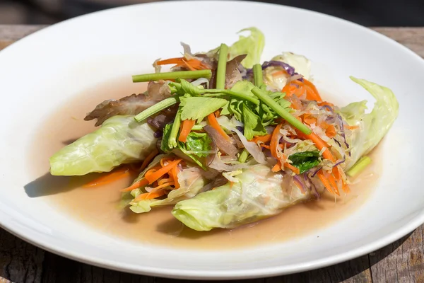 Rollos de verduras tailandesas frescas en el plato — Foto de Stock