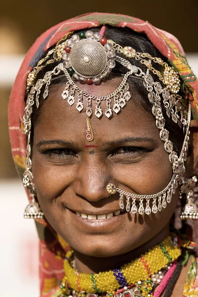 Porträtt av en Indien rajasthani kvinna — Stockfoto