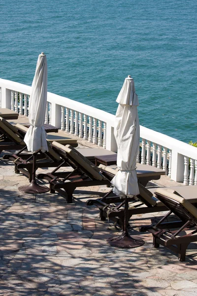 Chaises longues sur la plage — Photo