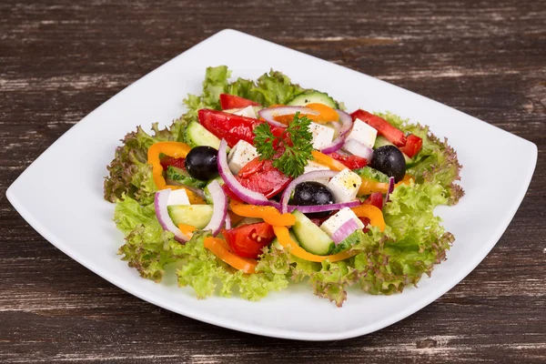 Греческий салат из свежих овощей — стоковое фото