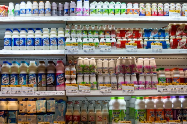 Produtos lácteos em um supermercado em Bangkok, Tailândia . — Fotografia de Stock