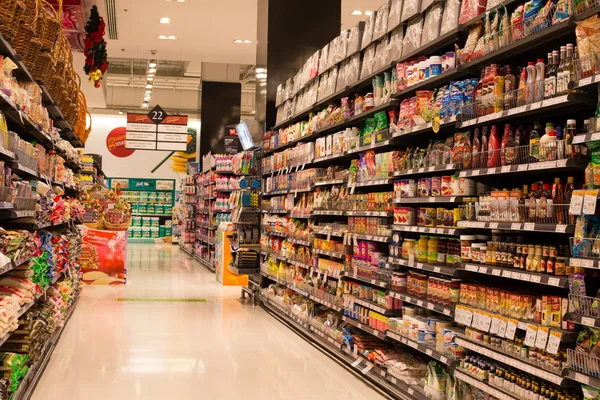 Rijen van producten in een supermarkt siam paragon in bangkok, thailand. — Stockfoto