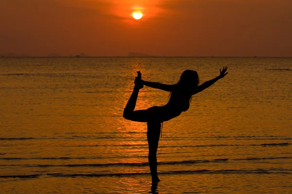 Postura de yoga al atardecer —  Fotos de Stock