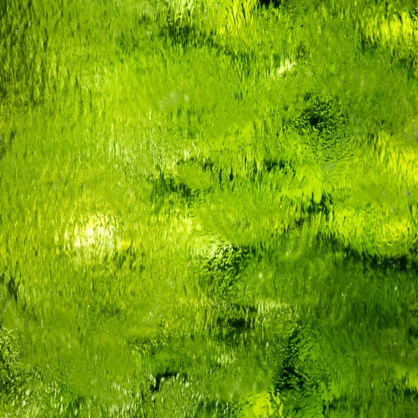 Fluxos de água no vidro com fundo verde — Fotografia de Stock