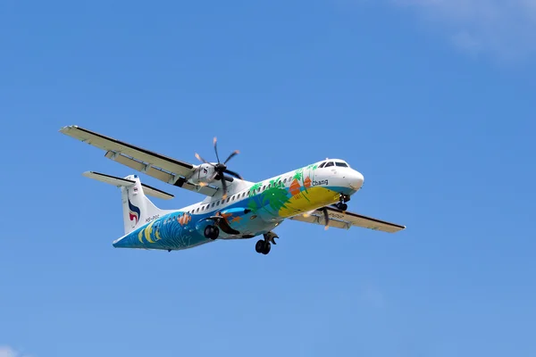 Flying an airplane airline Bangkok Airways over the island of Koh Samui, Thailand. — Stock Photo, Image