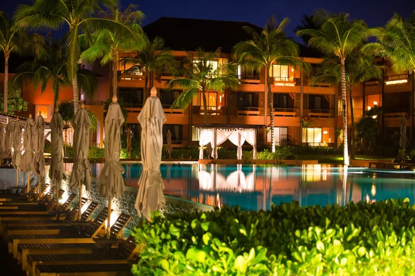 Thai resort with pool at night view — Stock Photo, Image