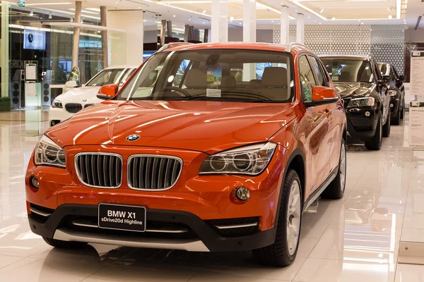 BMW x 1 xdrive 20d samochodów na wystawie w centrum handlowego siam paragon w bangkok, Tajlandia. — Zdjęcie stockowe